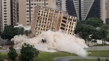 Implosão do Hotel Torre Palace em Brasília