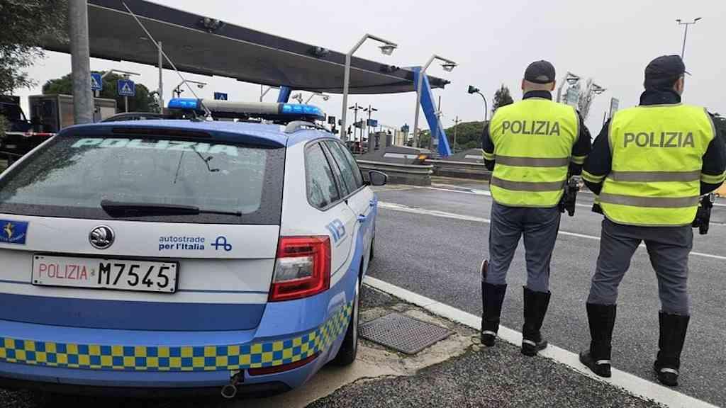 Violência entre torcidas interrompe tráfego em rodovia na Itália | Apesar da grande confusão, não houve relatos de feridos durante a briga