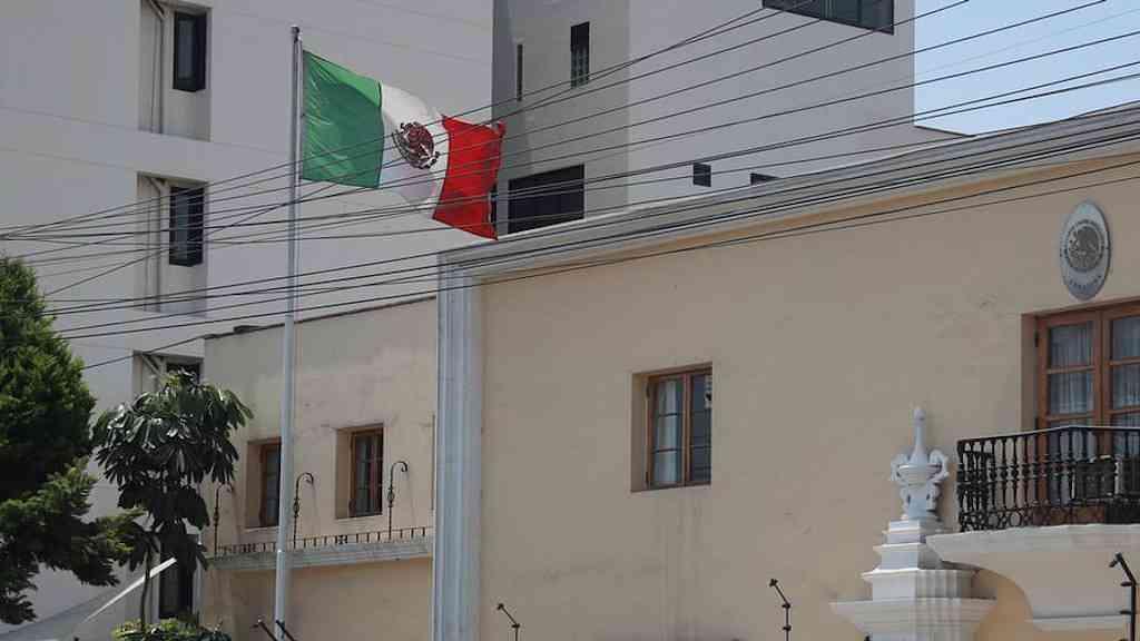 Brasil passa a representar interesses do México no Peru | Embaixada do México em Lima, antes de a bandeira brasileira ser içada no prédio
