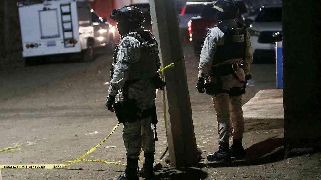 Ataque a tiros em campo de futebol mata ao menos 11 no México | Agentes de segurança isolam o local do ataque onde pelo menos 11 pessoas foram mortas em Salamanca, no estado mexicanod e Guanajuato