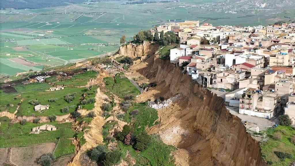 Área de risco provoca retirada de mais de mil moradores na Itália | Deslizamento atingiu trecho de 4 km de penhasco em Niscemi, sul da Itália