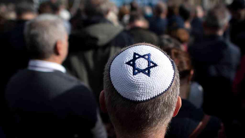 Antissemitismo cresce e altera rotina de judeus em Berlim | Jovens relatam evitar símbolos judeus, como a quipá, para evitar reações discriminatórias