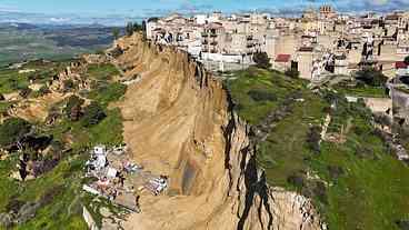 Cidade italiana fica em risco após deslizamento