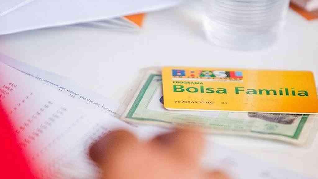 Polícia apura origem de notícias falsas sobre programas sociais | Ministro diz que mentiras que causam prejuízo ou risco são crimes