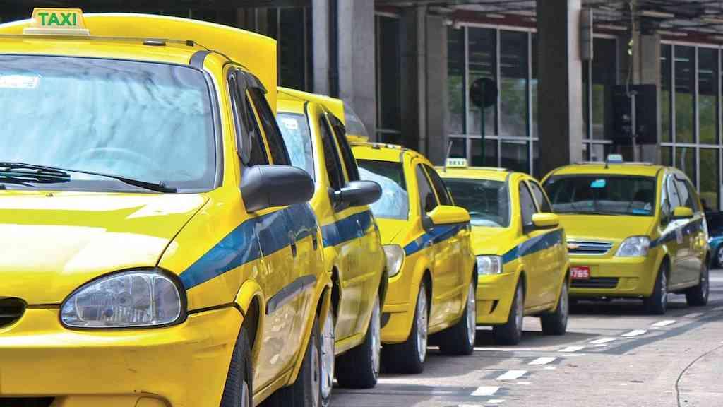 Rio autoriza bandeira 2 e tarifa fixa de táxis no Carnaval | Valores foram publicados no Diário Oficial
