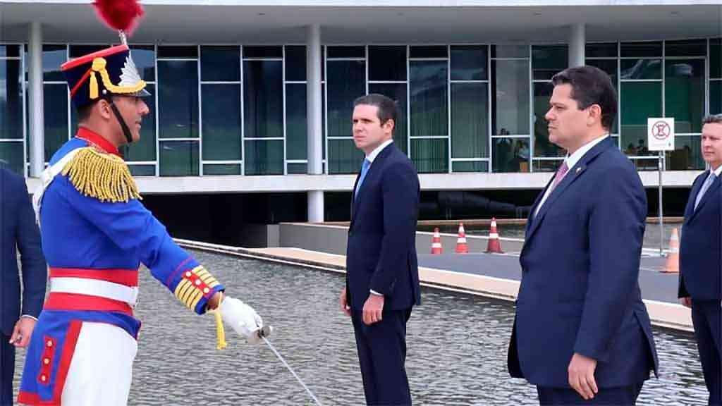 Congresso e STF voltam das férias e Fachin ressalta código de conduta | Tradicionalmente, os presidentes da Câmara, deputado Hugo Motta (PP-AL), e do Congresso, senador Davi Alcolumbre (UB-AP), passam em revista às tropas