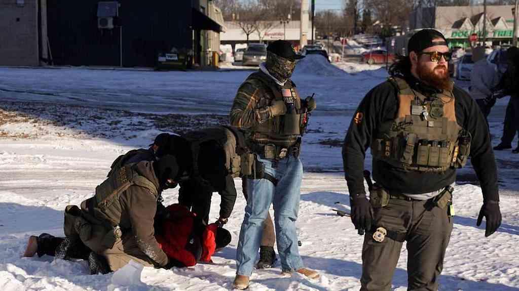 ICE em Minneapolis passa a usar câmeras corporais | Agentes do ICE em Minnesota imobilizam uma pessoa no chão