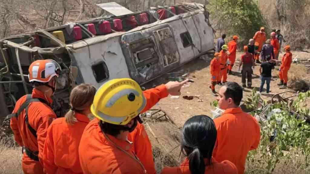 Ônibus com romeiros capota e mata 15 em Alagoas | Capotamento de ônibus provoca 15 mortes em Alagoas
