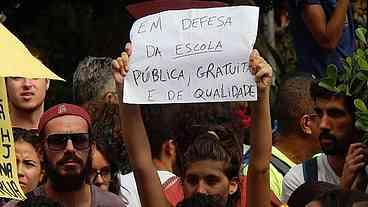 A escola não recomeça: ela continua sob ataque