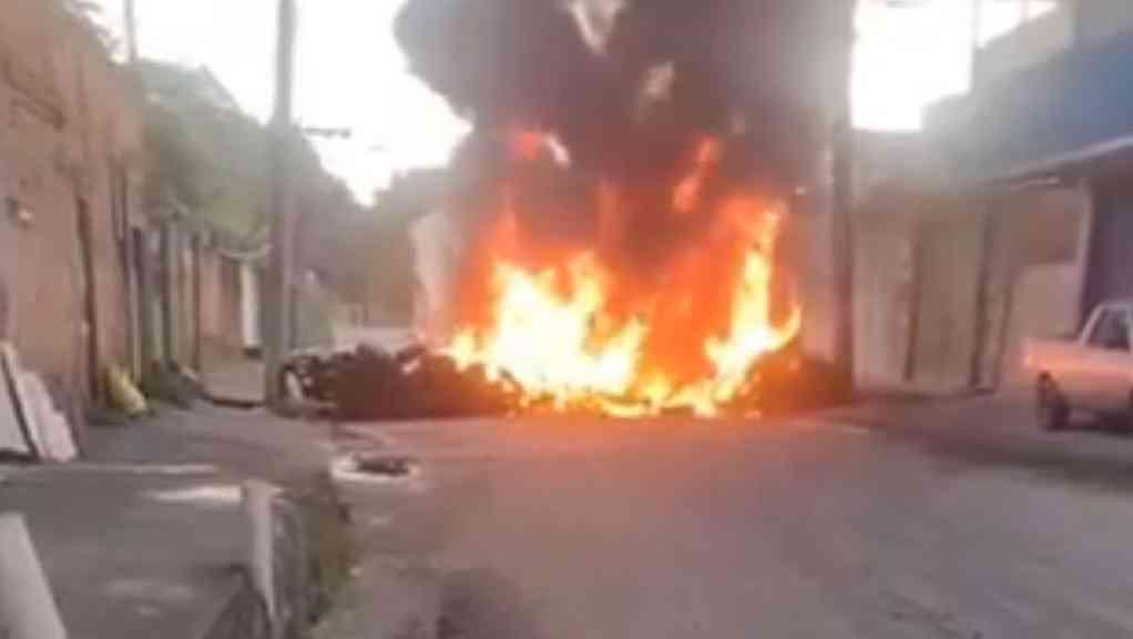 Criminosos incendeiam barricadas durante operação na Zona Oeste do Rio | Ação policial em Senador Camará tem barricadas incendiadas