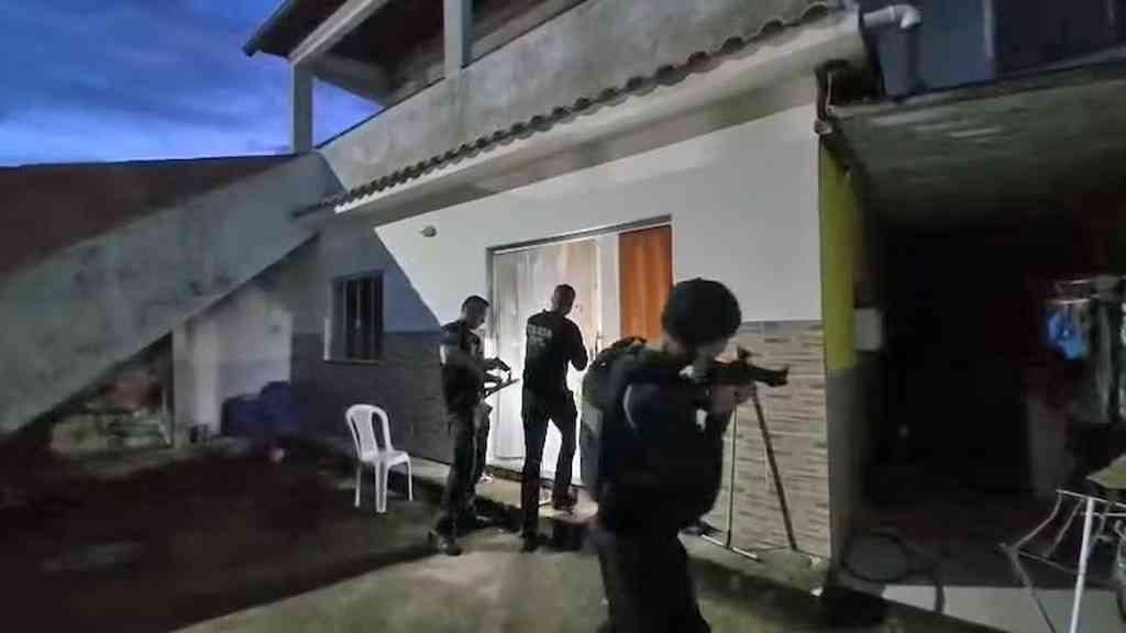 Ação policial prende 13 em ofensiva contra o CV em Caxias | Agentes miram 40 bandidos do CV em ação em Caxias
