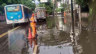 Chuva intensa causa alagamentos no Rio de Janeiro