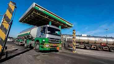 Petrobras reduz preço do combustível, mas consumidores sentem alta