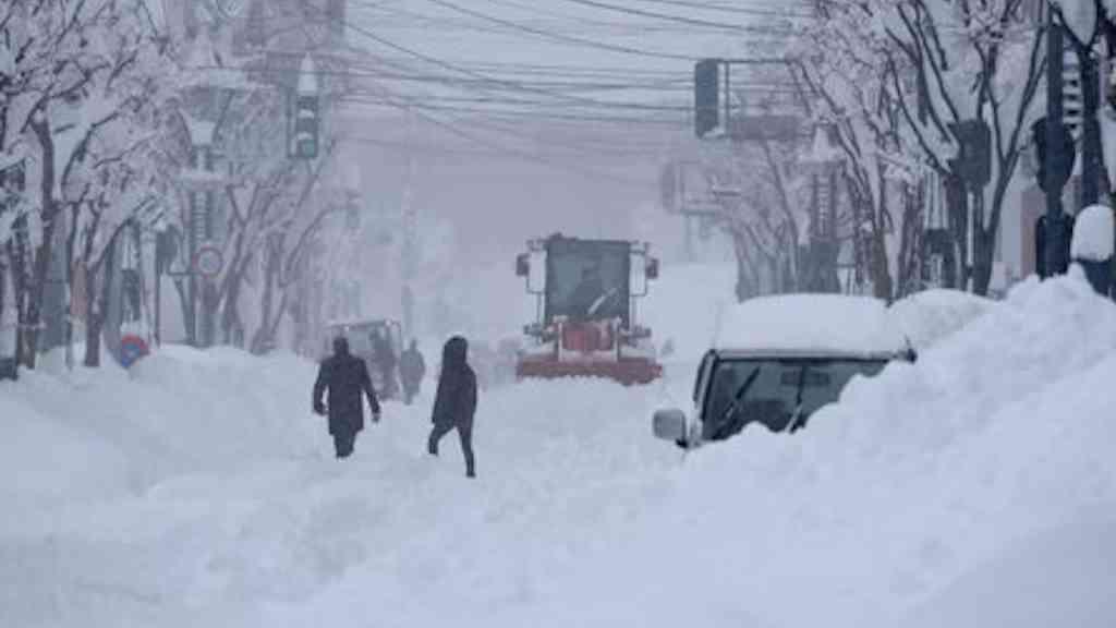 Nevasca continua a atingir a costa do Mar do Japão | Governo pede que população fique atenta a nevascas