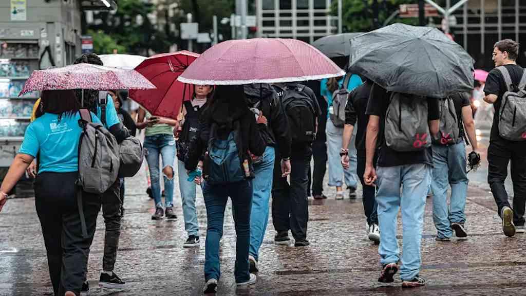 Chuvas intensas colocam Rio, Minas e São Paulo em alerta máximo | Alerta de grande perigo para chuvas atinge RJ, MG e SP