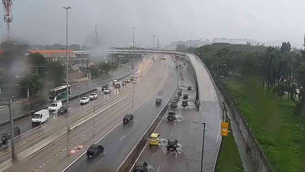 Chuva forte atinge o Rio, que segue em estágio de atenção | Avenida Brasil com bolsões d’água no final da tarde de domingo