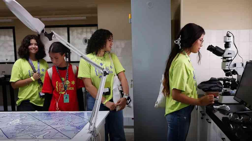 Projeto na Fiocruz estimula vocação científica entre meninas | Cerca de 150 estudantes passam três dias conhecendo a fundação