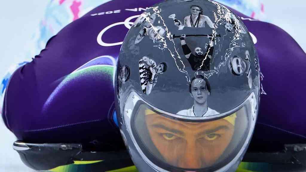 Atleta ucraniano é excluído dos Jogos após protesto | Vladyslav Heraskevych com o capacete que foi proibido pelo COI