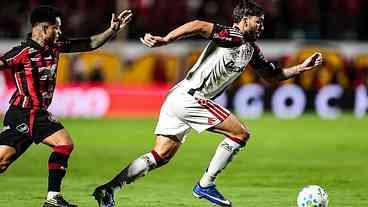 Flamengo vence Vitória por 2 a 1 no Brasileirão