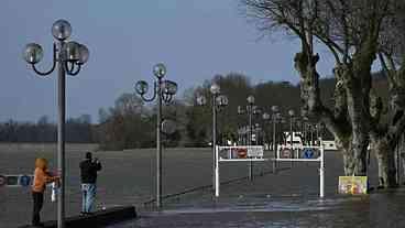 Tempestade Nils deixa rastro de destruição na França