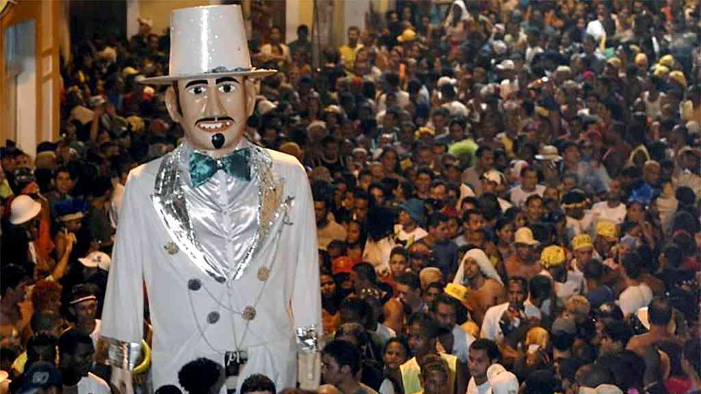 Homem da Meia-Noite arrasta multidões pela madrugada do Recife | O Homem da Meia-Noite é um dos blocos mais tradicionais do Recife