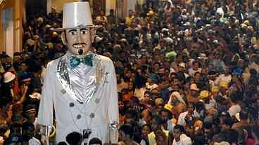 Homem da Meia-Noite arrasta multidões no Recife