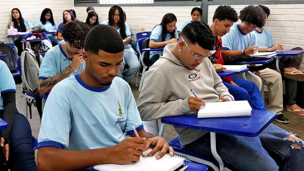 MEC abre para o cadastramento no programa ‘Pé-de-Meia’ | Mais alunos permanecem em sala de aula com o programa Pé-de-Meia