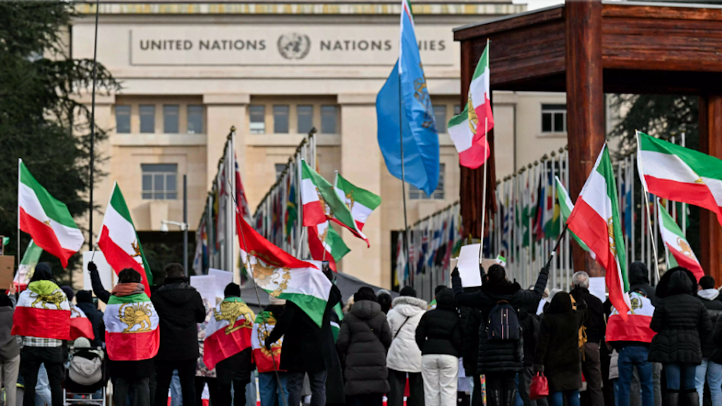 Irã impõe bloqueio parcial no Estreito de Ormuz | Irã limita passagem no Estreito de Ormuz em meio a negociações com os EUA