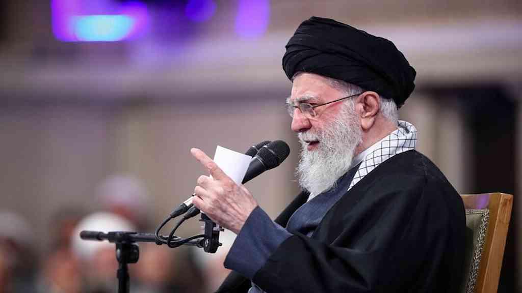 Ali Khamenei ameaça afundar porta-aviões dos Estados Unidos | Embarcação norte-americana USS Abraham Lincoln está próxima de Teerã