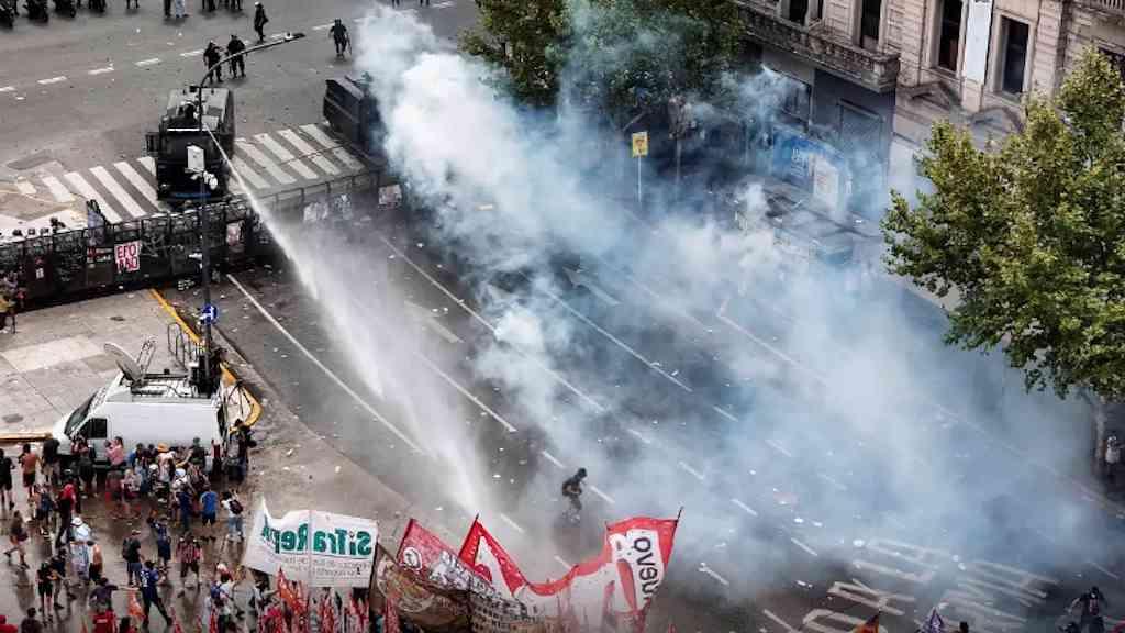 Deputados argentinos dão aval à reforma trabalhista de Milei | Sindicatos que se opõem às mudanças paralisaram regiões do país