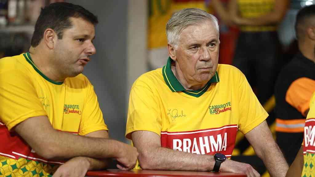 Carlo Ancelotti indica renovação com a seleção até 2030 | Carlo Ancelotti em camarote no Carnaval de São Paulo