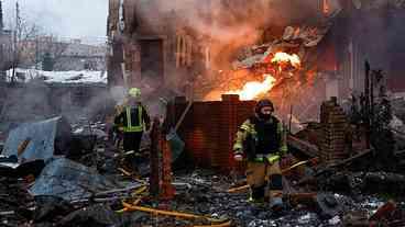 Ucrânia sofre bombardeios intensos antes do aniversário da guerra