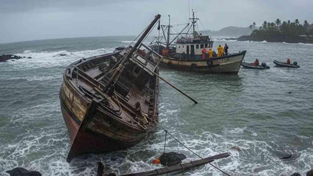 Naufrágio após temporal deixa dois mortos em Ubatuba | Três náufragos que também estavam no barco foram resgatados com vida