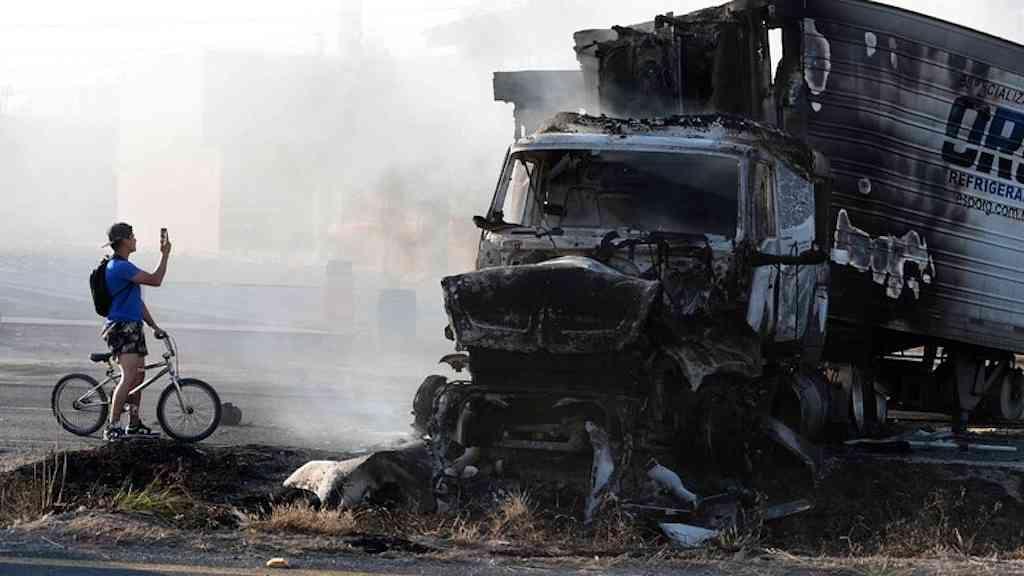 Retaliações do narcotráfico geram temor às vésperas da Copa | Após morte de Nemesio Oseguera, inúmeras estradas foram fechadas e veículos foram incendiados