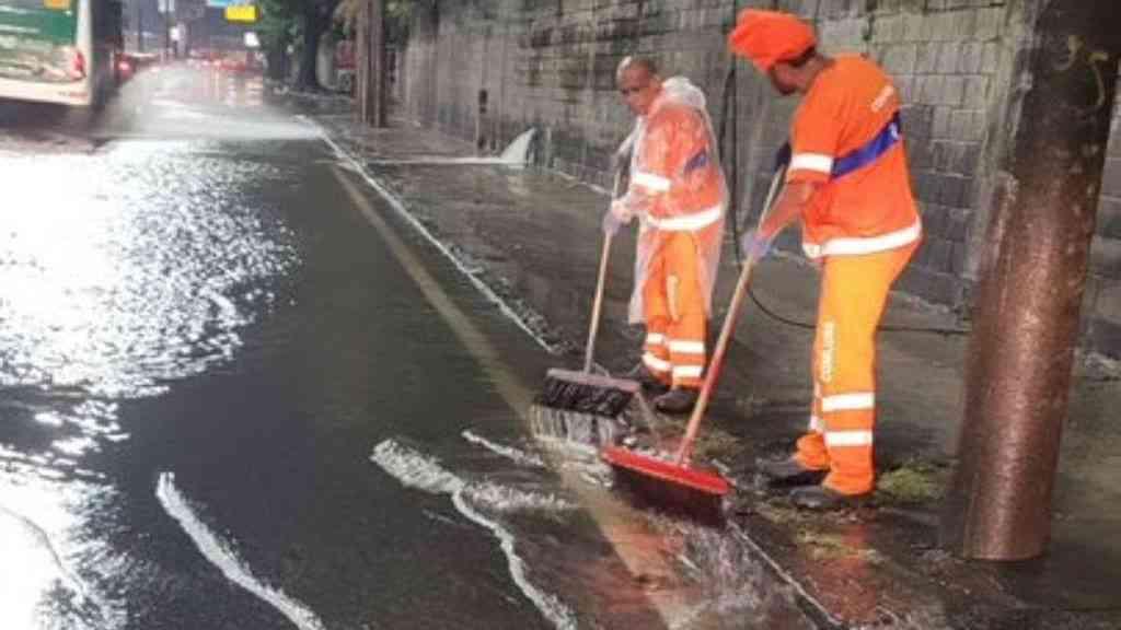 Chuva causa alagamentos e mantém Rio de Janeiro em Estágio 2 | Equipe da Comlurb escoando um bolsão d’água na pista lateral de acesso à Linha Amarela, na altura da Maré