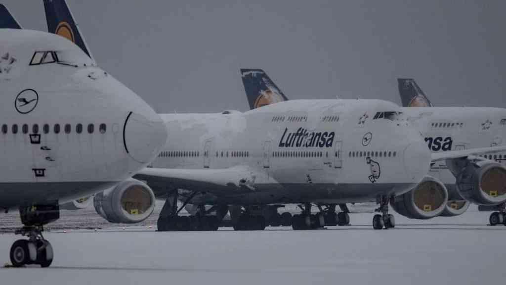 Passageiros são obrigados a dormir em aeronaves na Alemanha | Cinco dos seis voos afetados eram da própria Lufthansa ou de membros do grupo (imagem de arquivo)