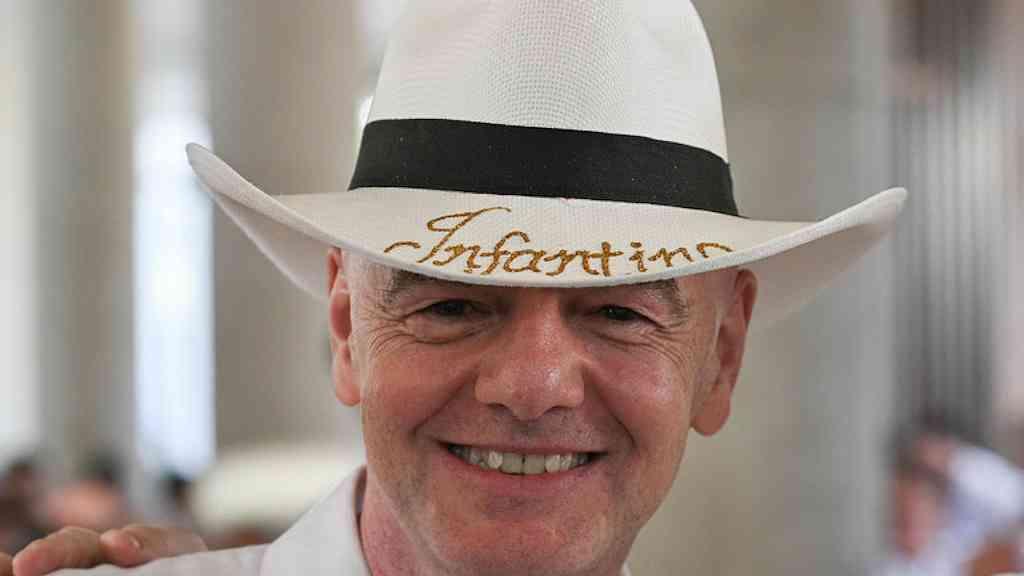 Infantino minimiza violência e reforça apoio ao México | Infantino usa um típico chapéu colombiano durante evento em Barranquilla