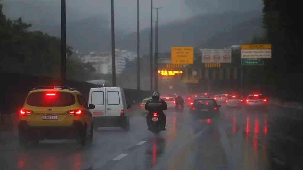 Rio de Janeiro entra em alerta após fortes chuvas | Chuva atinge Estado do Rio