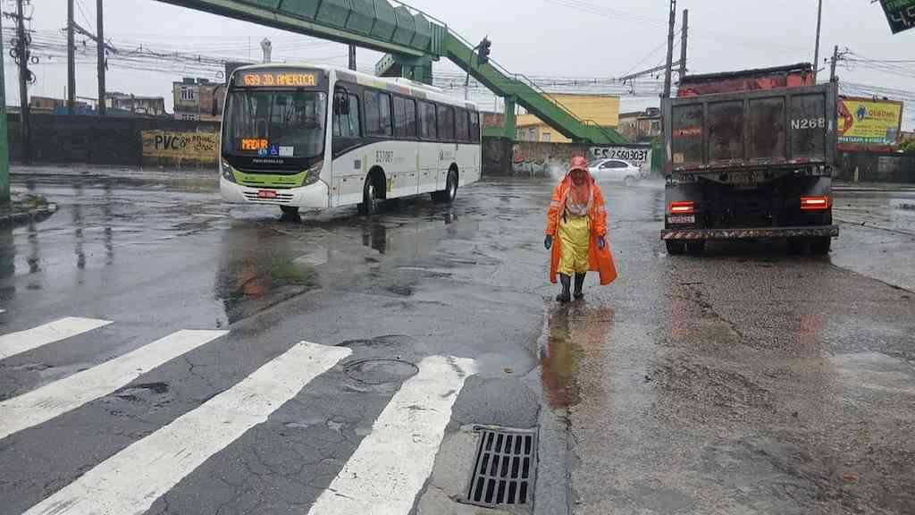 Rio enfrenta alagamentos em mês mais chuvoso em quase 30 anos | Chuva forte atingiu vários bairros do Rio na noite desta quinta-feira