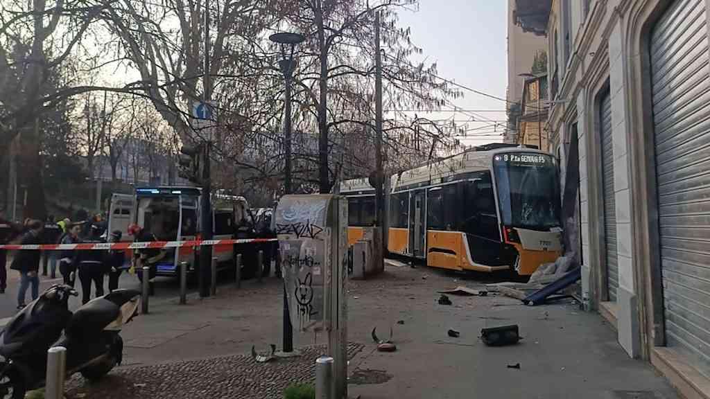 Bonde descarrila e deixa morto e feridos em Milão | Bonde descarrilhado atropelou pedestres e se chocou contra prédio em Milão