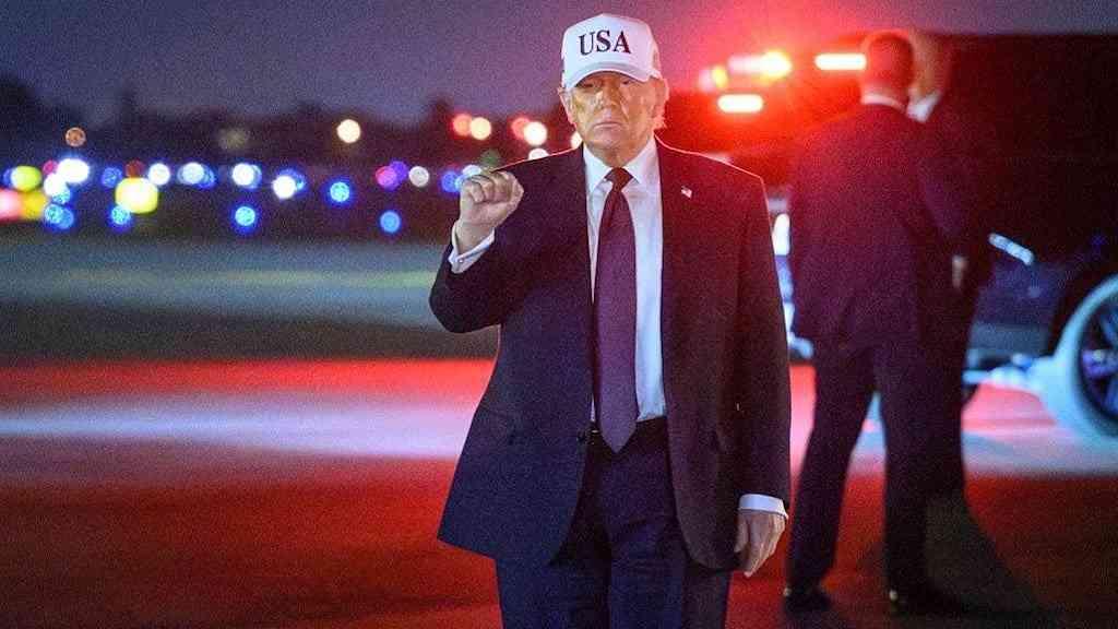 Pesquisa mostra baixa aprovação nos EUA a ataques contra o Irã | Trump usou um boné com a inscrição “USA” ao anunciar os ataques ao Irã