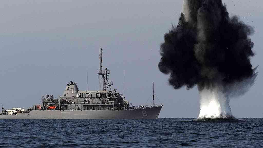 Cotação do petróleo escala após ataques contra Teerã, ao redor do mundo | EUA garantirão liberdade de navegação no estreito de Ormuz, promete Trump