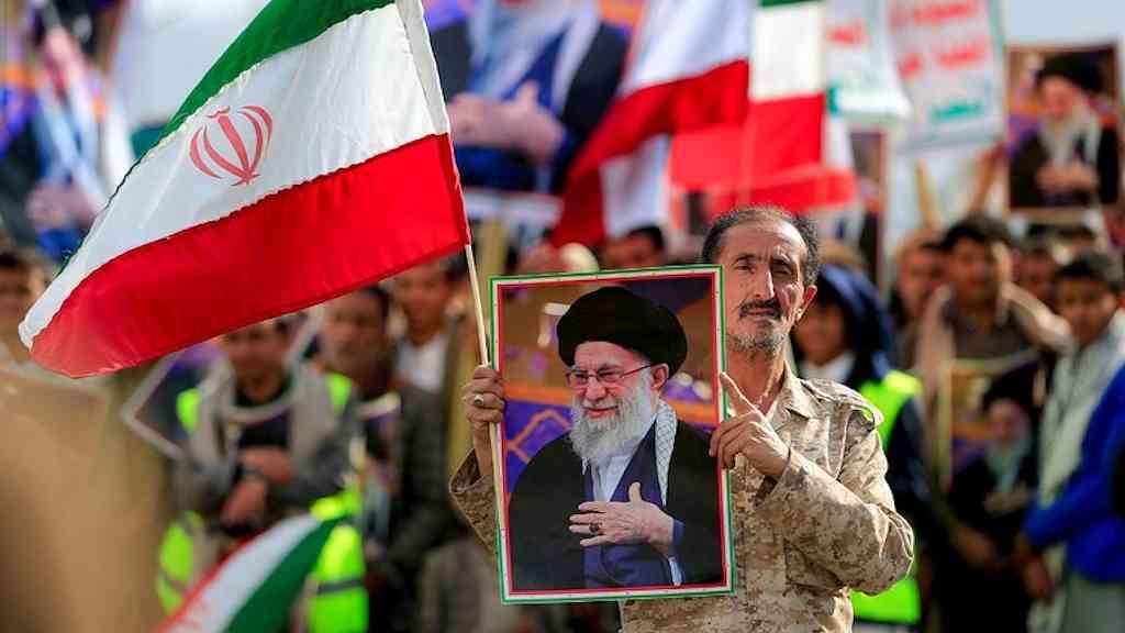 Conflito no Oriente Médio leva Irã a adiar funeral de Khamenei | Manifestação em homenagem a Khamenei no Iêmen