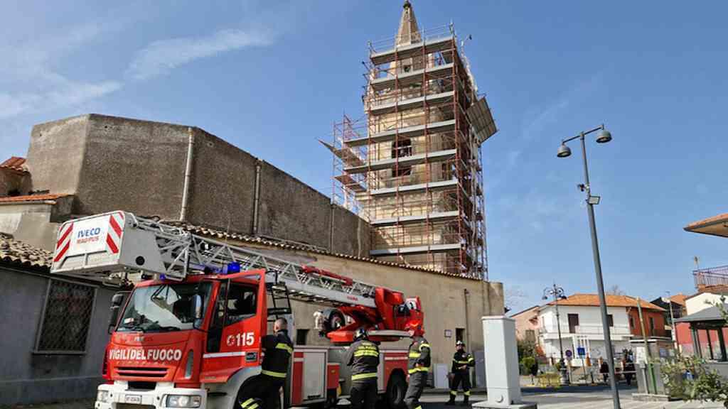Terremoto atinge área do Monte Etna e provoca danos | Bombeiros inspecionam igreja em Ragalna após terremoto no Monte Etna