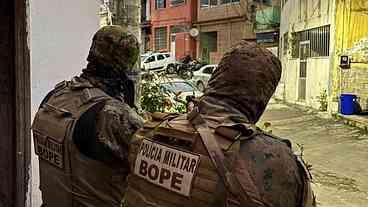 Confronto na Maré: Tiroteio e Barricadas em Chamas