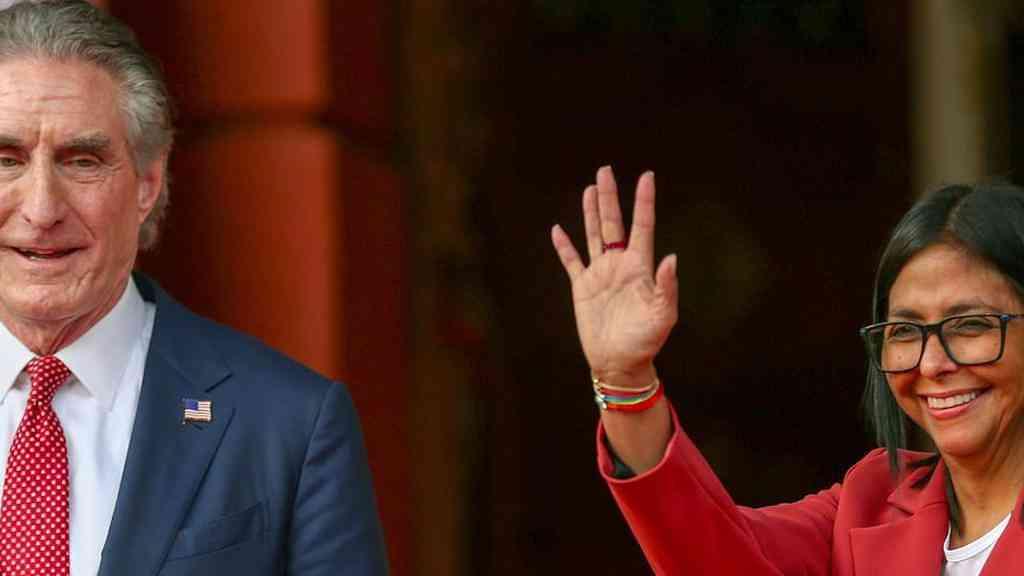 EUA e Venezuela acertam retomada de relações diplomáticas | Secretário do Interior dos EUA, Doug Burgum, foi recebido por Delcy Rodríguez em Caracas