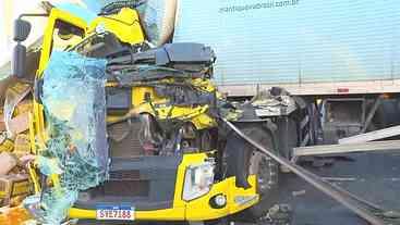 Acidente na Dutra em Nova Iguaçu provoca caos no trânsito