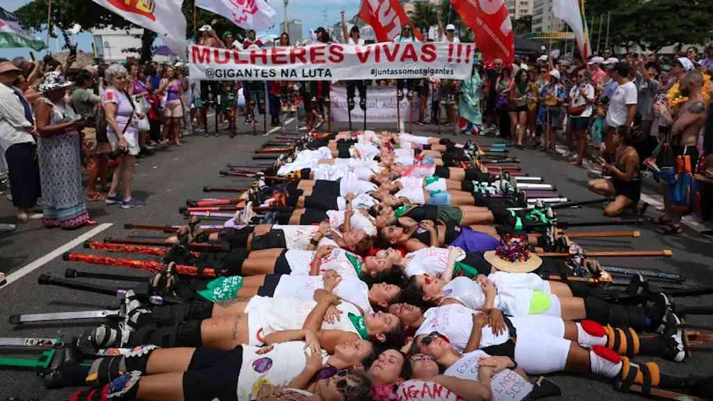 Mulheres protestam em Copacabana contra feminicídio | Milhares foram às ruas para pedir paz e igualdade de direitos