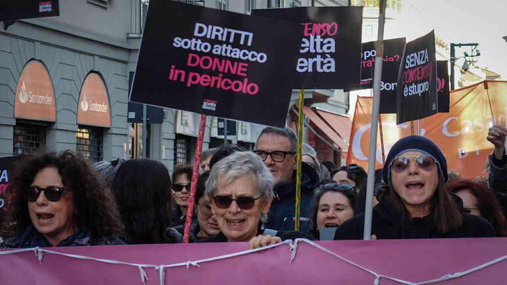 Italianas protestam nas ruas contra a violência de gênero | Grupo feminista convocou protesto e greve em cerca de 60 cidades