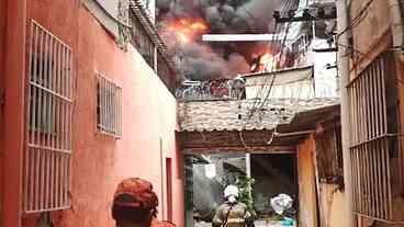 Incêndio em galpão no Rio de Janeiro mobiliza bombeiros